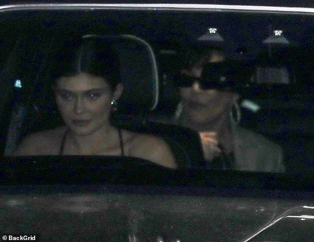 Kris Jenner darkon në Malibu me dy vajzat e vogla