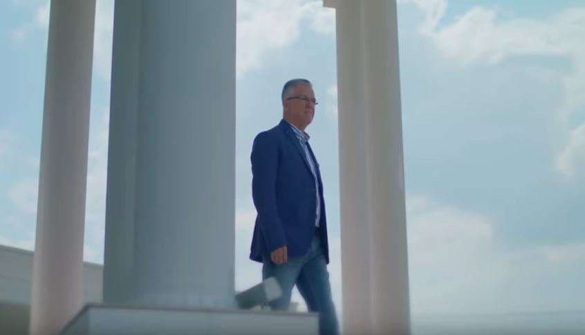Ramadan Krasniqi vjen me këngën “Gjysëm dashni” (VIDEO)