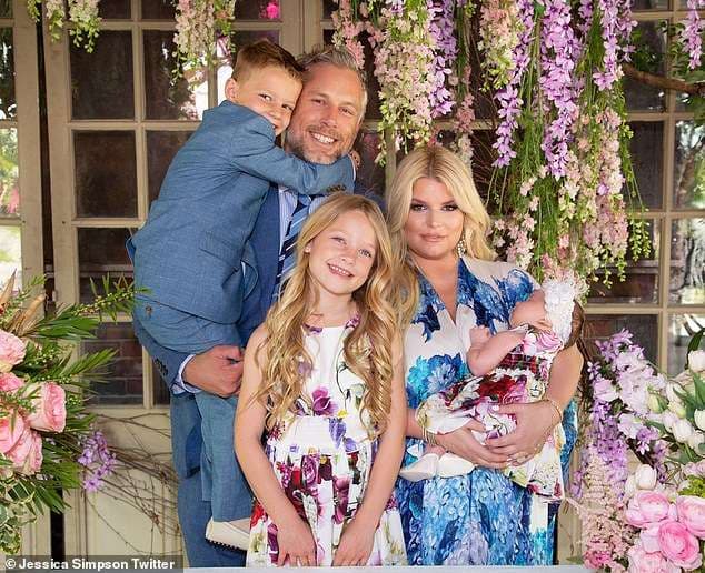 Jessica Simpson uron Pashkët me një fotografi të familjes