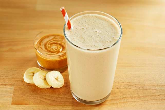 Smoothie me gjalpë kikiriku për mëngjes