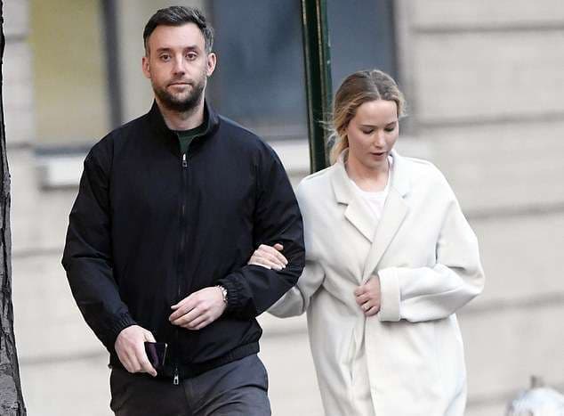 Jennifer Lawrence tregon unazën e fejesës me gur diamanti