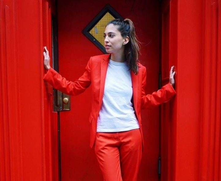 Vajza që veshi të njëjtat rroba për dy muaj do t'ua ndryshojë mendimin për blerjet