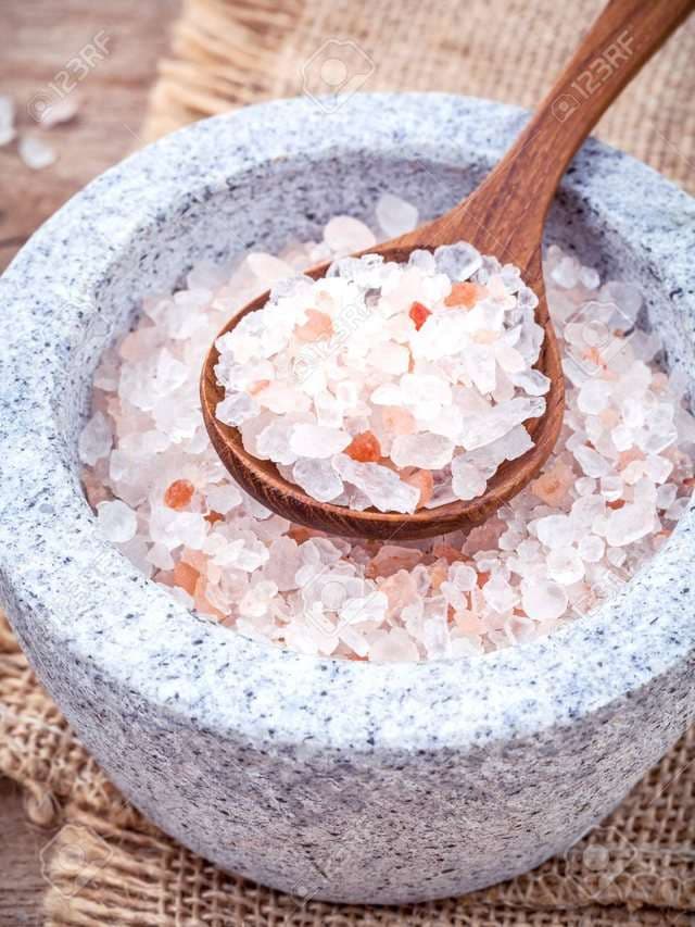 Arsyet që duhet ta zëvendësoni kripën e bardhë me atë të Himalajës