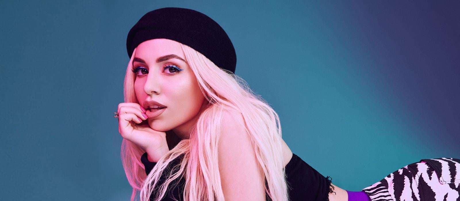 Ava Max provokon fansat - pozon ‘topless’ (FOTO)