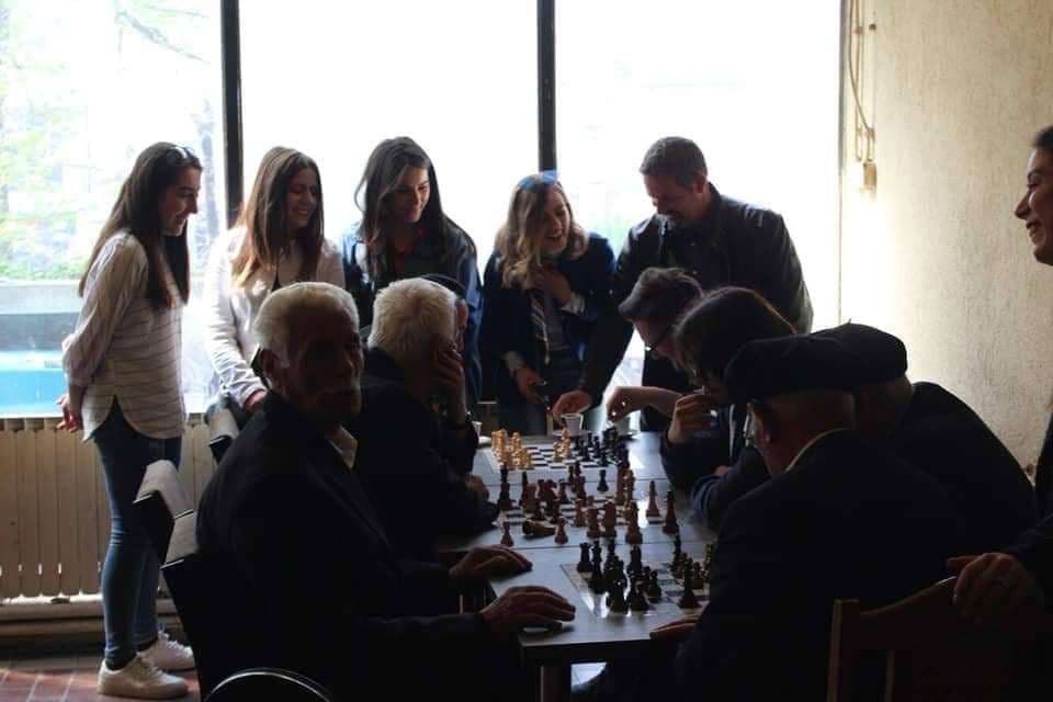 Të rinjtë ferizajas ndihmojnë të moshuarit, dhurata që ua bënë është tejet simpatike