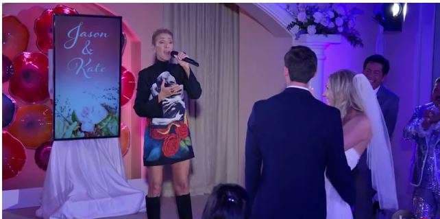 Celine Dion befason çiftin – u këndon në dasmë (VIDEO)