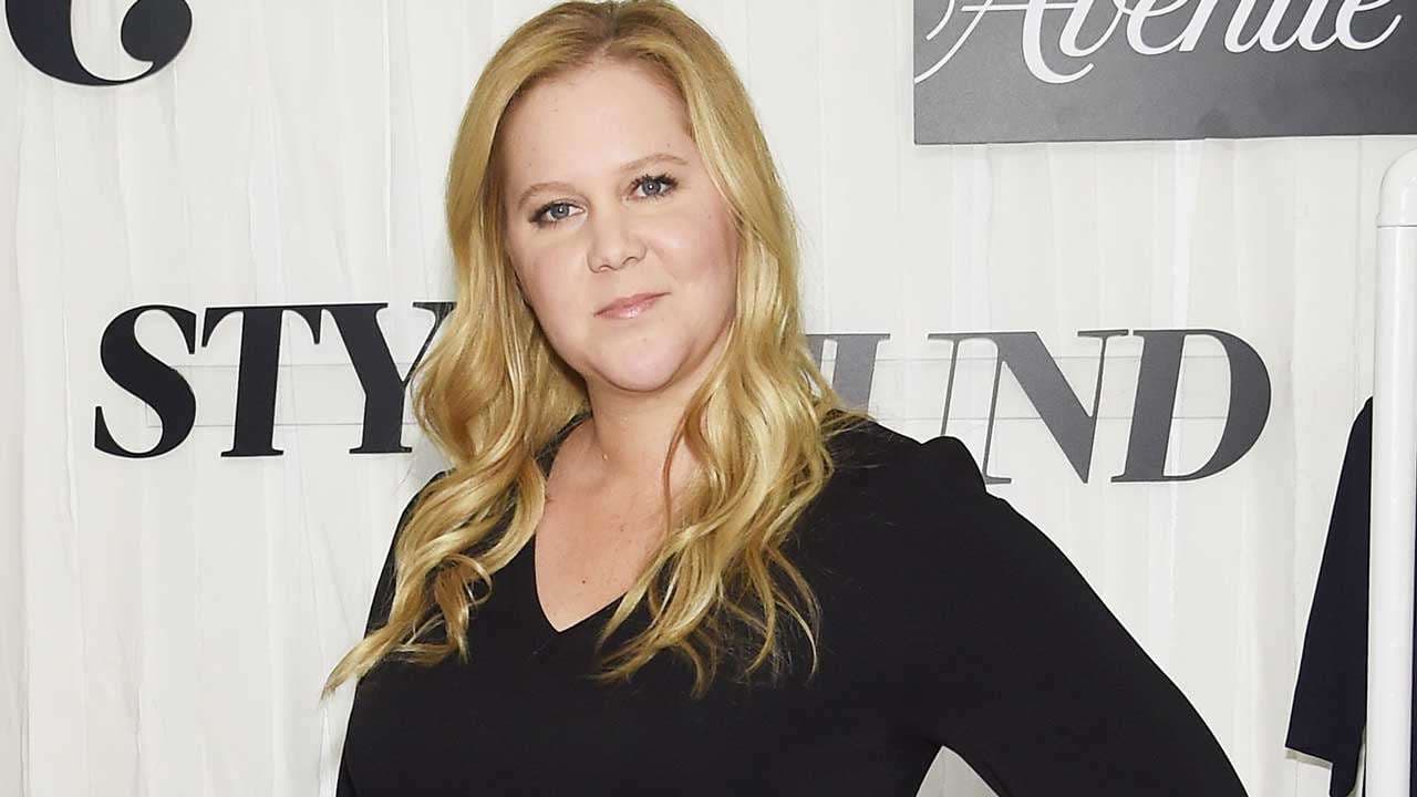 Amy Schumer shfaqet e zhveshur me barkun e rrumbullakosur (FOTO)
