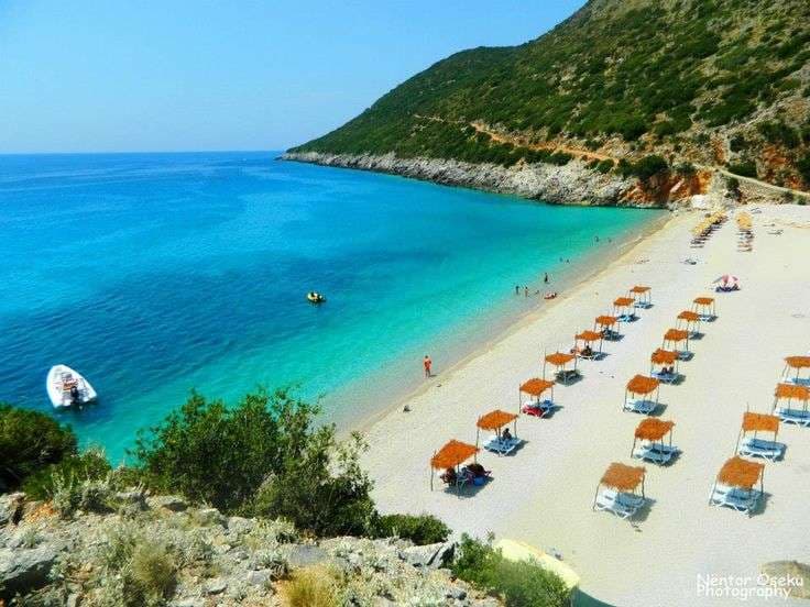 Avion i çuditshëm ulet në Dhërmi (FOTO)