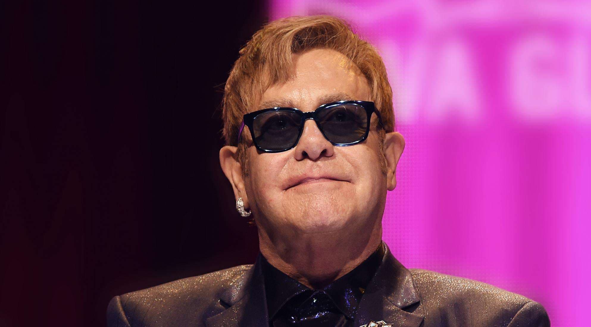Elton John në karrocë – viziton muzeun më të bukur në botë