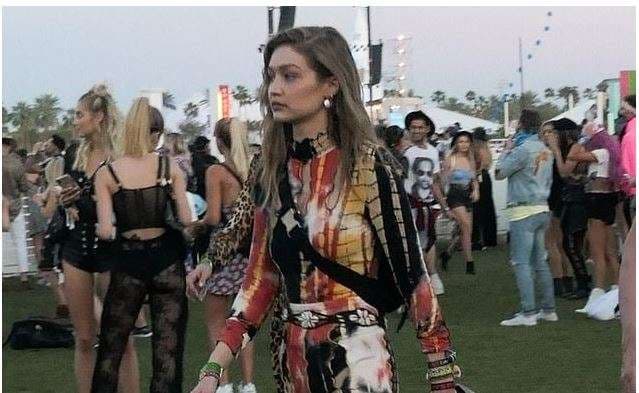 Gigi Hadid rikthen stilin e 70-ve në natën e dytë të Coachella
