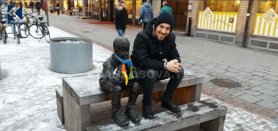 Gzim Dervishi, historia e djaloshit që kërkoi ta shihte statujën e tij në Suedi (VIDEO)