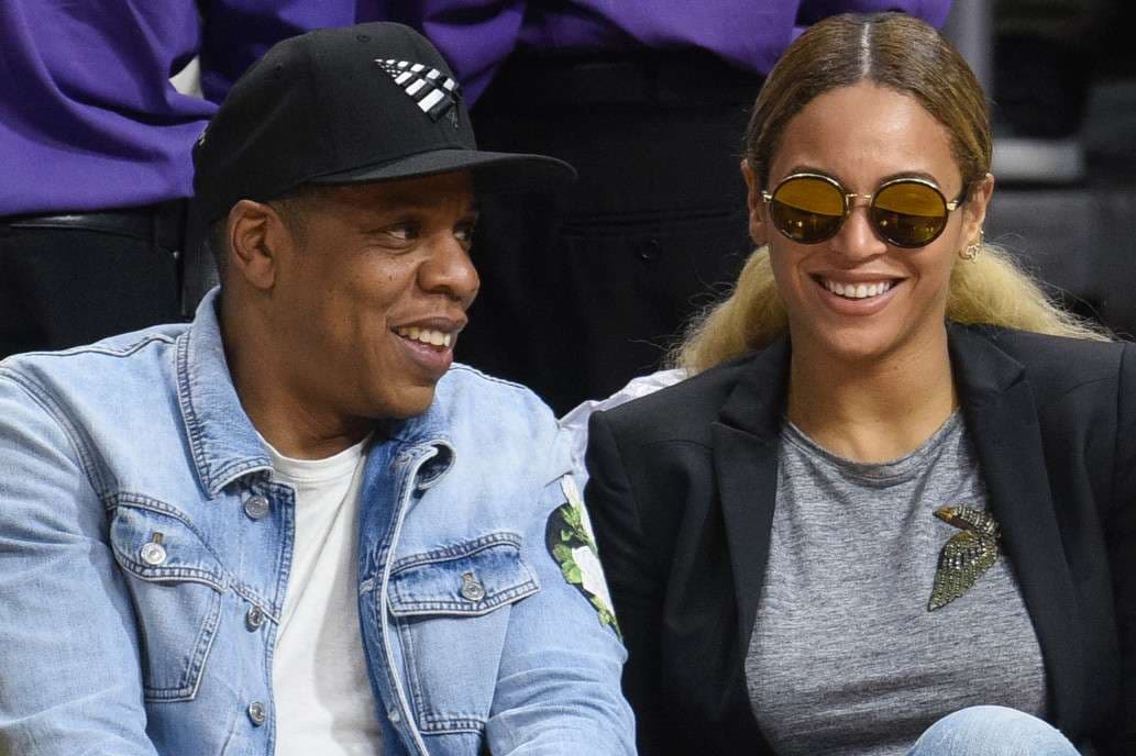 Beyonce dhe Jay-Z darkojnë të rrethuar nga sigurimi (VIDEO)