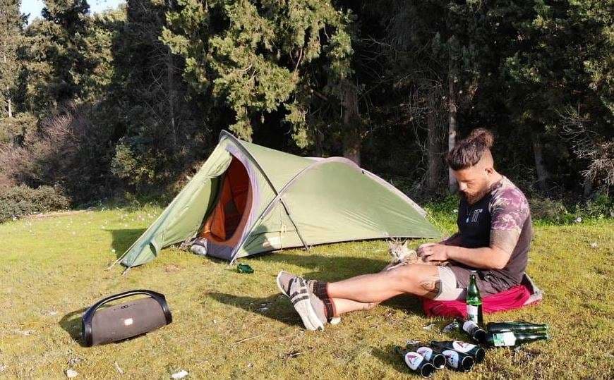 Vendosi t’i sillej botës i vetëm – planet i ndryshuan kur gjeti një mace