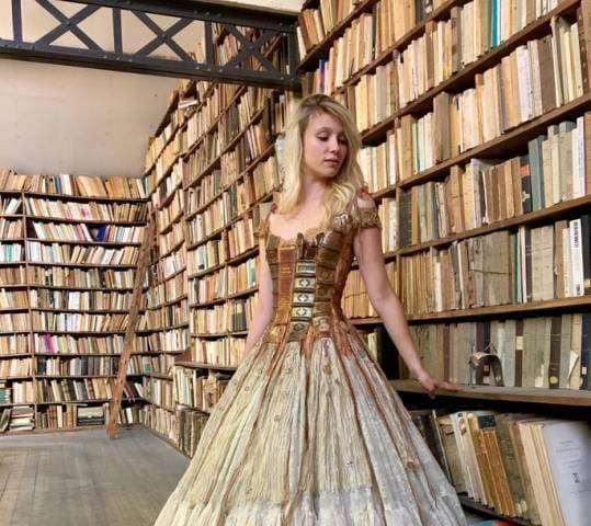 Kreatorja dizajnon fustanat me libra dhe instrumente muzikore (FOTO)
