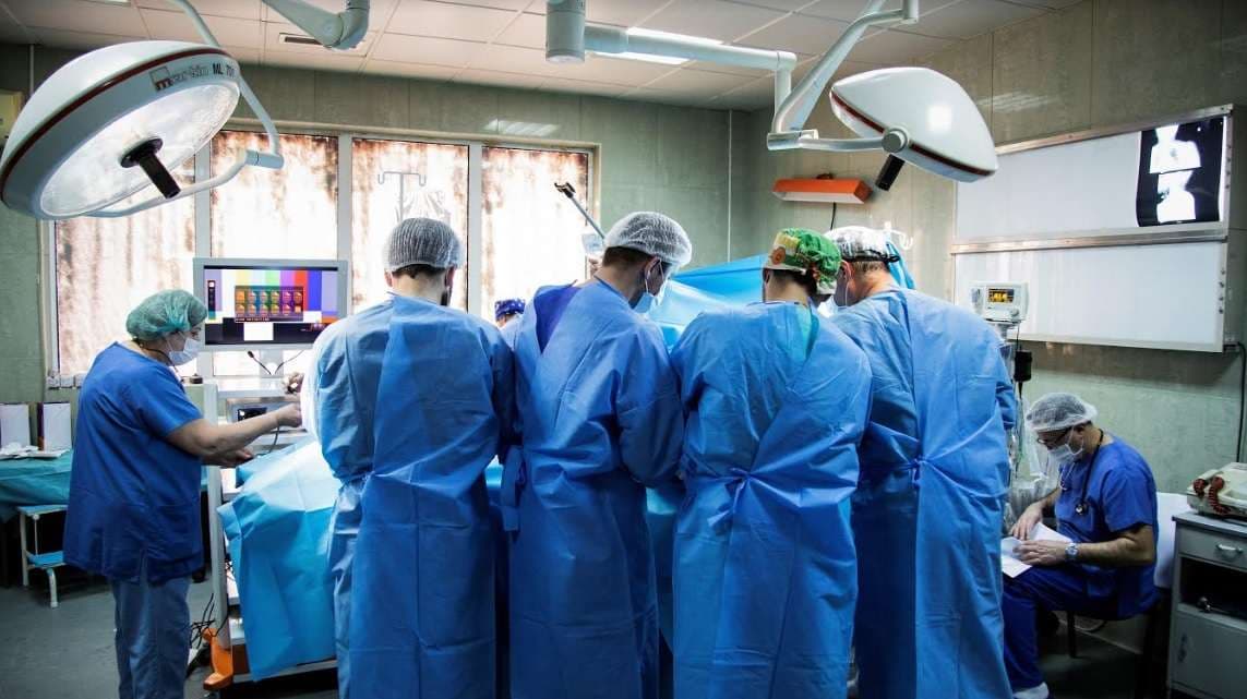 Mjekët në Klinikën e Ortopedisë kryejnë atroskopinë e parë të krahut