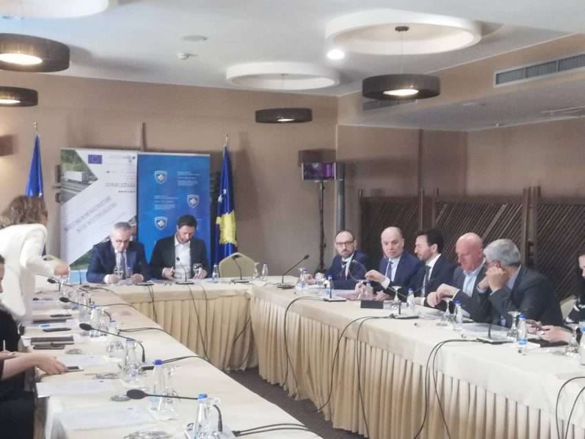 Uran Ismaili premton 52.6 milionë euro investime për të gjitha spitalet në vend