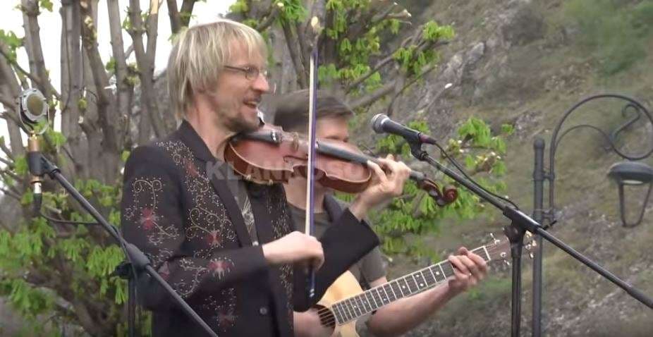 Folk grupi amerikan performon sonte në Prishtinë (VIDEO)