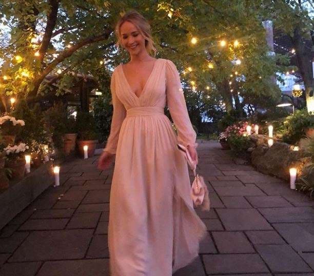 Jennifer Lawrence për fejesë vesh një fustan dasme ngjyrë rozë