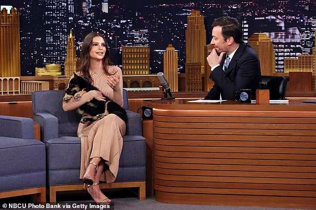 Emily Ratajkowski merr qenin e saj në emision (VIDEO)