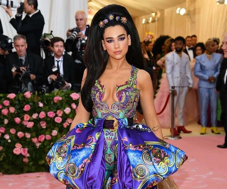 Dua Lipa debuton në Met Gala, kthen kokat e të gjithëve