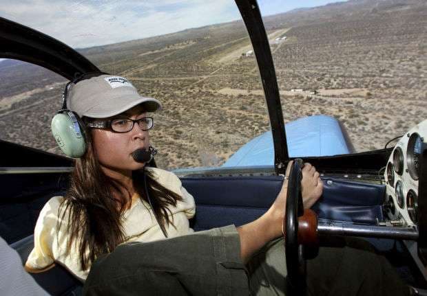 Pilotja që  në mungesë të duarve drejton aeroplanin me këmbë (VIDEO)