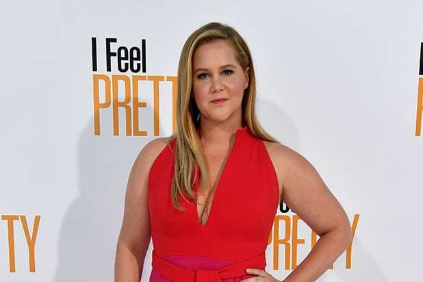 Amy Schumer i rikthehet skenës dy javë pas lindjes së djalit (FOTO)