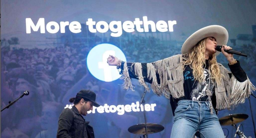 Miley Cyrus mban koncert në vendlindje pas një kohe të gjatë