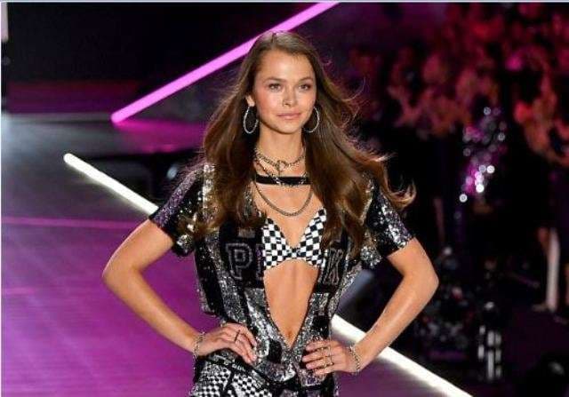 Modelja e Victoria Secret tregon si ndjehet pas sfilatës së parë