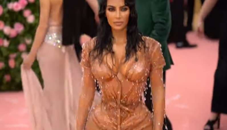Zbulohet sekreti i belit të hollë të Kim Kardashian, dalin momentet e përgatitjes për Met Gala