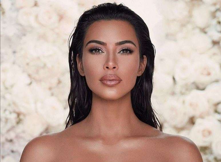 Kim Kardashian lason linjën e re të produkteve të grimit