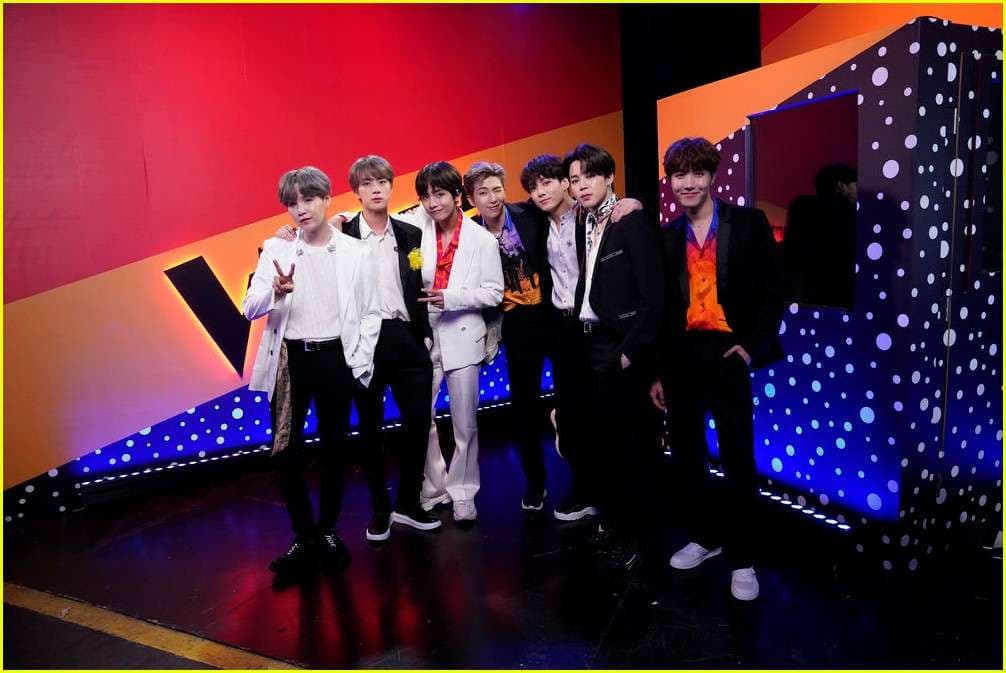 BTS elektrizojnë finalen e “The Voice” (VIDEO)