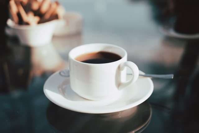 Lehtësisht mund të hiqni dorë nga sheqeri në kafe dhe çaj