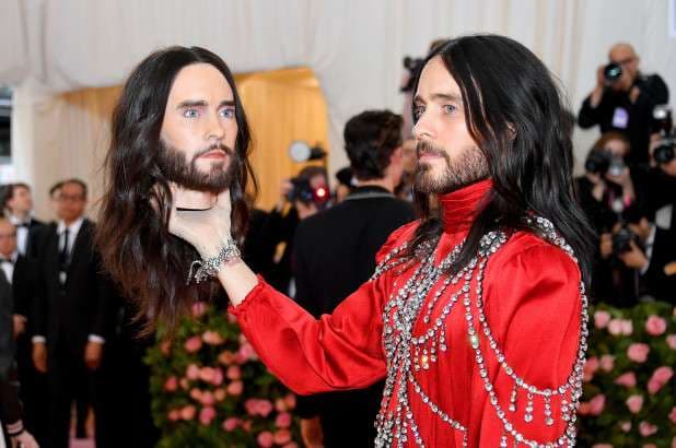 Veshjet e të famshmëve në Met Gala 2019 (FOTO)