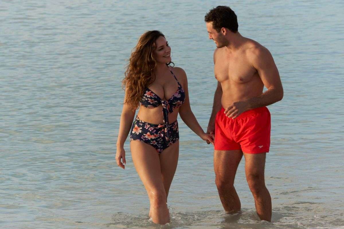 Kelly Brook shfaq me krenari format e bëshme trupore (FOTO)