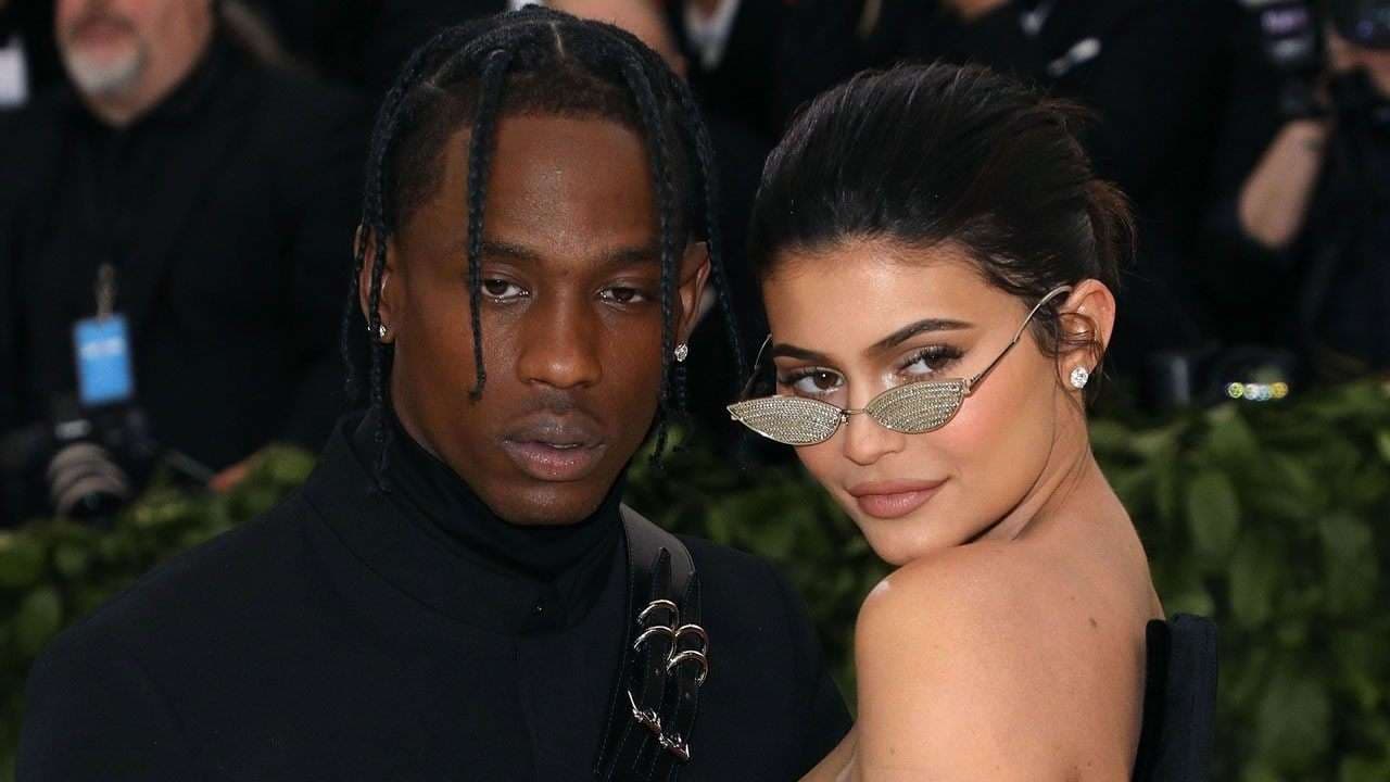 Kylie Jenner befasohet nga i dashuri pak ditë para ditëlindjes (VIDEO)