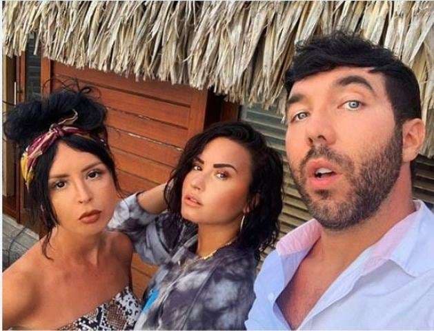 Demi Lovato falënderon miqtë që i qëndruan afër