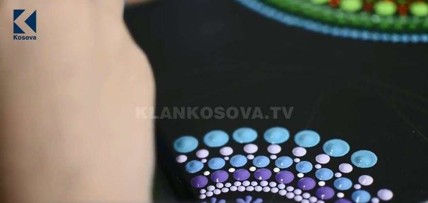 Art në pika, pikturat e Yllka Letit me të cilat po i siguron medikamentet (VIDEO)