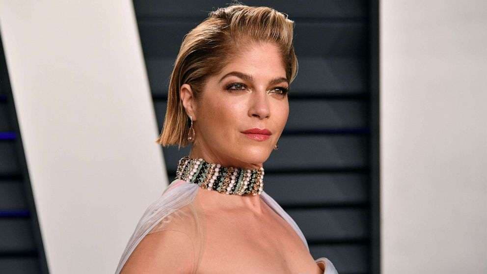Selma Blair po duket mirë pas diagnozës me sklerozë (FOTO)