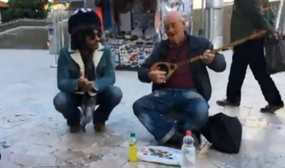Lenny Kravitz shëtitet nëpër Shkup, ndalet tek i moshuari me çifteli (VIDEO)