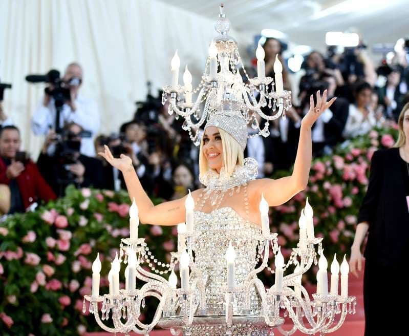 Katy Perry vishet si llambadar në Met Gala (FOTO)