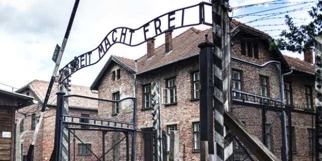 Kundërshtohet komercializimi i Auschwitz me minifunde, çanta dhe jastëkë (VIDEO)