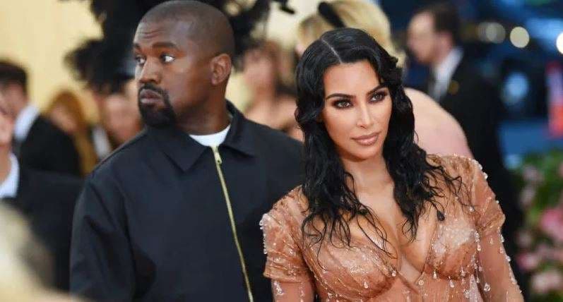 Zbulohet detaji i lindjes së djalit të Kim dhe Kanye (VIDEO)