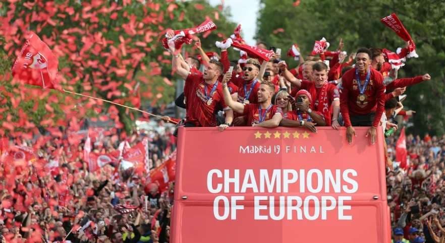 Kampionët e Europës festojnë në mesin e gjysmë milion tifozëve (FOTO/VIDEO)