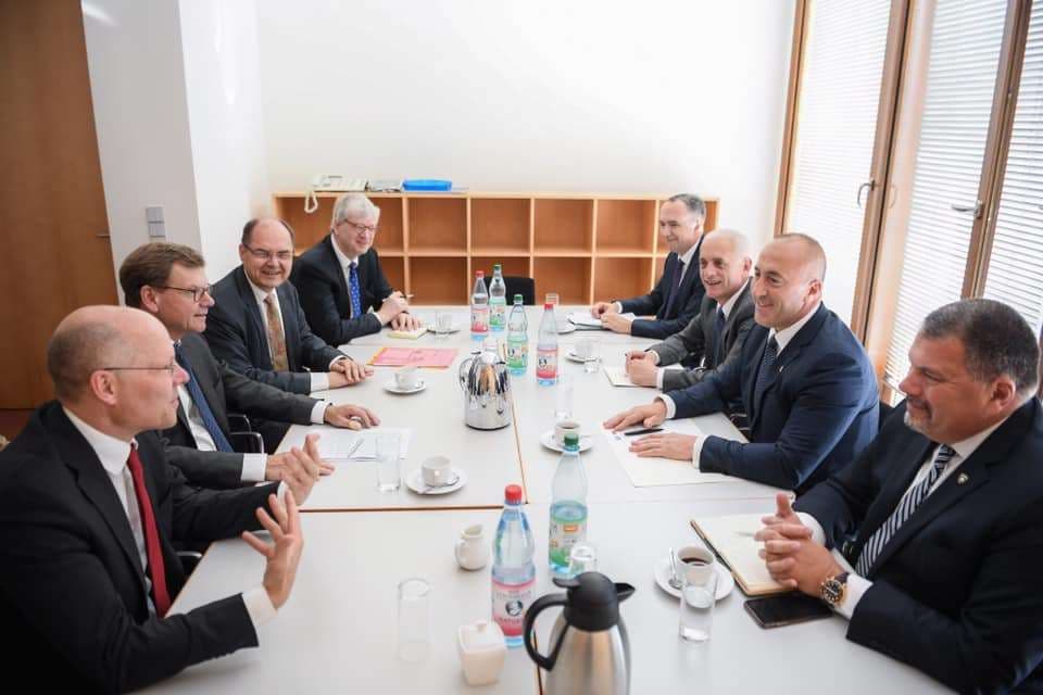 Haradinaj takohet me deputetët e Bundestagut gjerman
