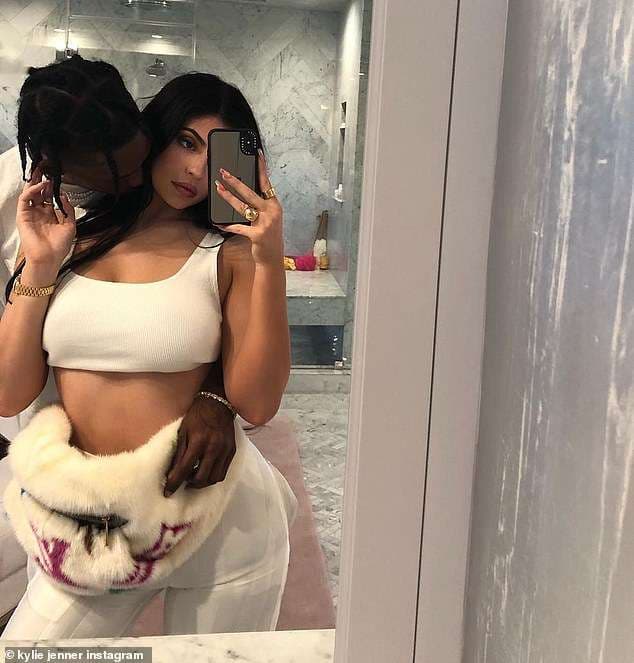 Kylie Jenner përsëri shtatzënë?!