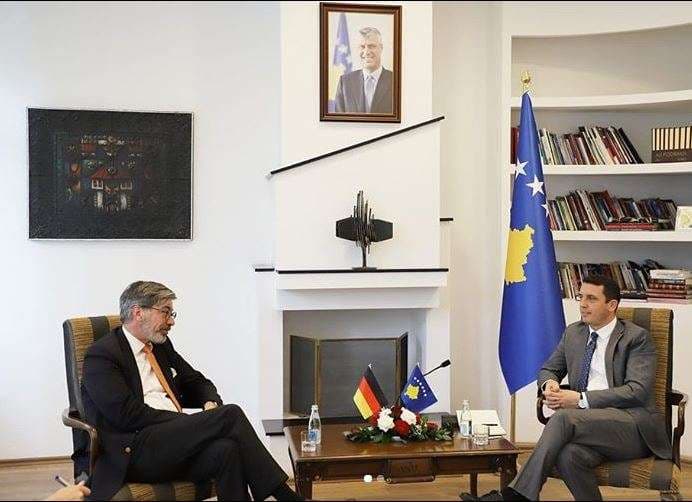 Gashi takohet me ambasadorin gjerman Heldt, biseduan për aktivitetet e të rinjve