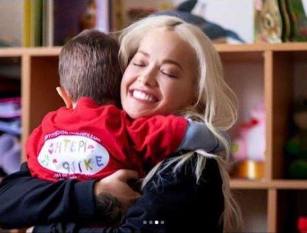 Rita Ora në Kosovë vizitoi edhe kopshte të fëmijëve
