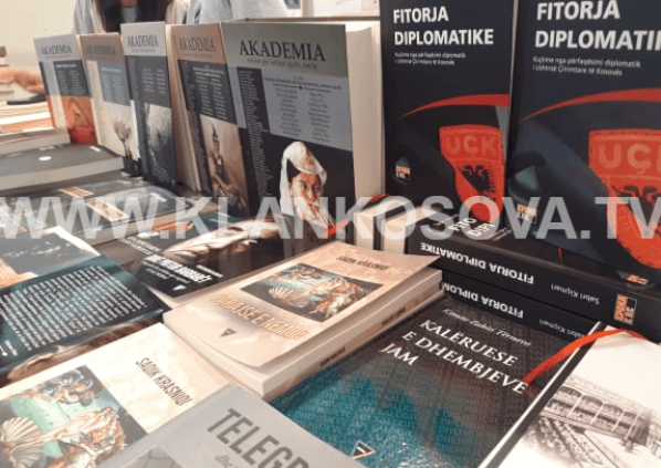 Për adhuruesit e librave: Vraponi, panairi është hapur
