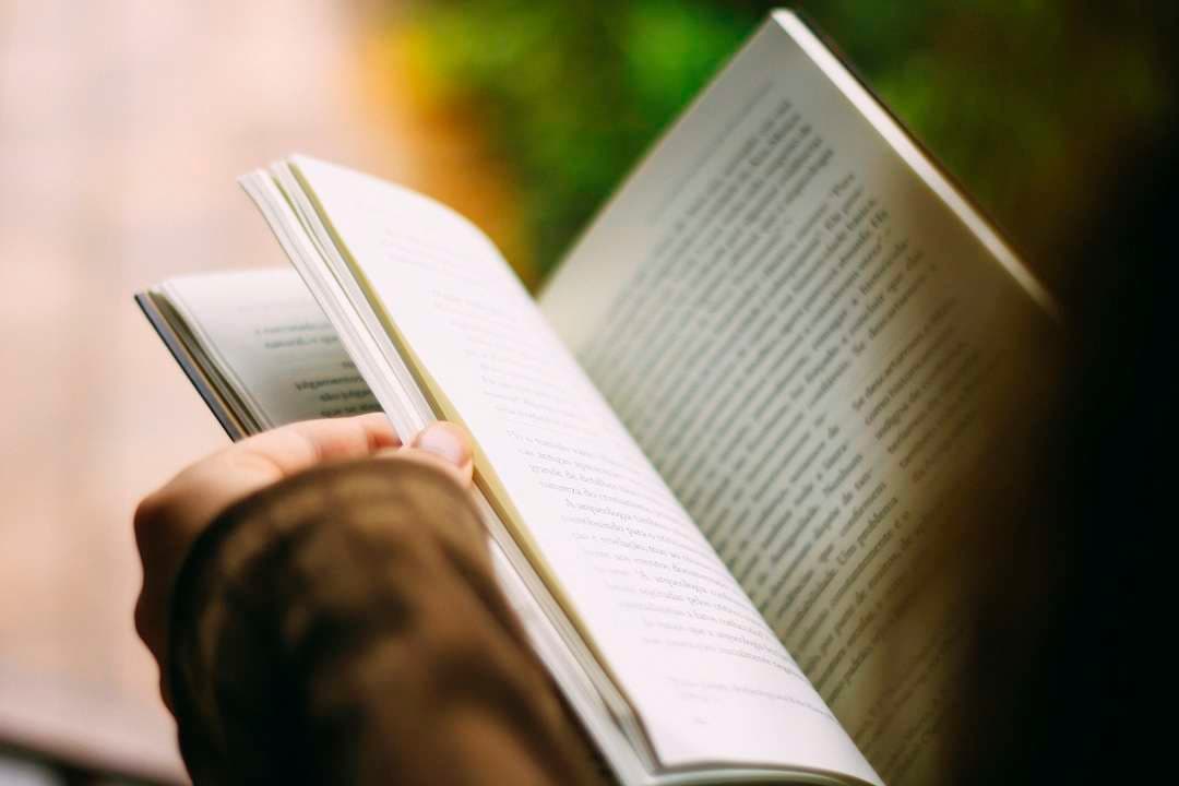 Shërohu me lexim, “Biblioterapia” procesi që qetëson mendjen