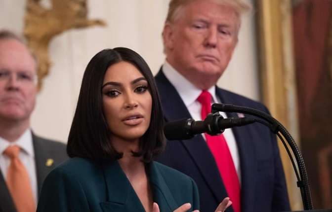 Kim Kardashian rikthehet në Shtëpinë e Bardhë, krah Donald Trump flet për reformat në drejtësi